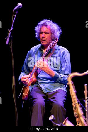 John Etheridge auf der Gitarre mit der Veteran-Jazz-Rock-Band Soft Machine, City Variety Hall, Leeds, 27. Mai 2023. Stockfoto