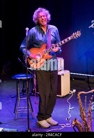 John Etheridge auf der Gitarre mit der Veteran-Jazz-Rock-Band Soft Machine, City Variety Hall, Leeds, 27. Mai 2023. Stockfoto