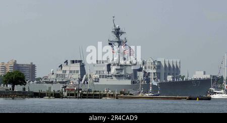 US Navy während des Norfolk Harborfests segelt der Raketenzerstörer der Klasse Arleigh Burke USS Mitscher (DDG 57) in den Harbor Park. Stockfoto