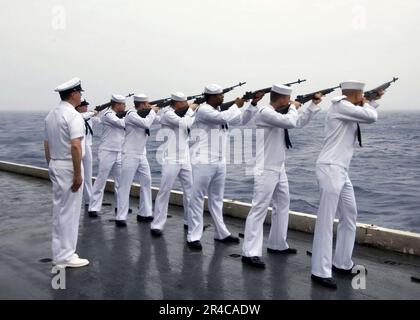 US Navy Ein Erschießungskommando feuert drei Schüsse während einer Beerdigung auf See an Bord des Flugzeugträgers USS Abraham Lincoln (CVN 72) der Nimitz-Klasse ab. Stockfoto