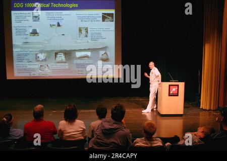 Stellvertretender Kommandeur DER US-Marine, Schiffsplanung, Integration und Technik, Naval Sea Systems Command, Rear ADM. Kevin McCoy, hält einen Vortrag über die neue Marine. Stockfoto