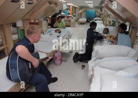 US Navy USA Navy Aviation Electronics Technician 3. Class spielt die Gitarre. Stockfoto