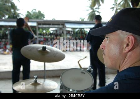 US Navy-Musiker der 2. Klasse und die USA Navy Show Band Bewohner eines medizinischen und zahnärztlichen Zivilaktionsprojekts (MED-DENCAP) unterhalten. Stockfoto