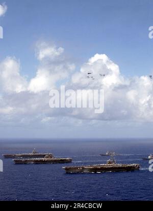 US Navy USA Die Flugzeugträger der Marine USS Ronald Reagan (CVN 76), USS Kitty Hawk (CV 63) und USS Abraham Lincoln (CVN 72) fahren in einer 15-Schiff-Formation. Stockfoto