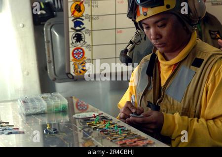 Der Senior Chief Aviation Boatswain's Mate DER US Navy überprüft den Start- und Wiederherstellungsplan, bevor er den nächsten Flugzyklus für Übung Valiant Shield 2006 beginnt. Stockfoto