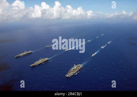 US Navy die Kitty Hawk, Ronald Reagan und Abraham Lincoln Carrier Strike Gruppen segeln in Formation. Stockfoto