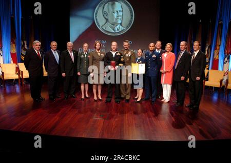 US Navy US-Militärangehörige, die die fünf Dienste vertreten, posieren für ein Foto mit Verteidigungsminister Donald H. Rumsfeld, Vizepräsident Richard Cheney und anderen bei der Präsentationszeremonie. Stockfoto