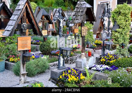 Hallstatt, Österreich - 3. Mai 2013: Friedhof im Dorf Hallstatt in den Alpen, Österreich. Hallstatt ist ein historisches Dorf in den österreichischen Alpen am Saal Stockfoto