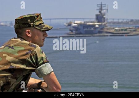 US Navy Construction Mechanic Constructionman beginnt im Rahmen der Seabee Days zum ersten Mal an Bord des Amphibienladerschiffs USS Comstock (LSD 45). Stockfoto