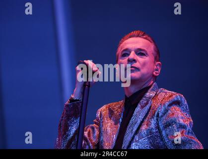 Leipzig, Deutschland. 26. Mai 2023. Dave Gahan von Depeche Mode singt beim ersten Konzert der „Memento Mori Tour 2023“ auf der Bühne der Festwiese. Es ist die erste Tour ohne Keyboardist Fletcher, der genau vor einem Jahr im Alter von nur 60 Jahren starb. In Deutschland sind insgesamt acht Konzerte geplant. Kredit: Jan Woitas/dpa/Alamy Live News Stockfoto