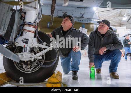 Northwest Machining and Manufacturing Tour The 124. Fighter Wing's Aircraft Maintenance Hanger, Gowen Field, ID, 6. April 2023. Dieses Maschinenbauunternehmen mit Sitz in Meridian, Idaho, stellt seit Jahrzehnten in Gowen Field ein wichtiges Fahrwerk für Die A-10 Thunderbolt II her. Stockfoto