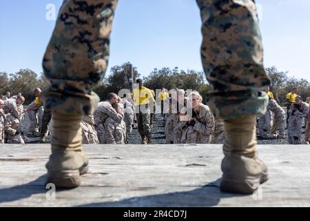 USA Marinekorps Rekruten bei Echo Company, 2. Recruit Training Battalion, erhalten Feedback von Trainern und Marital Arts Instructors während der Marine Corps Martial Arts Program (MCMAP) Training am Marine Corps Recruit Depot San Diego, 10. April 2023. MCMAP ist ein integriertes, waffenbasiertes System, das das gesamte Spektrum des Streitkräfte-Kontinuums auf dem Schlachtfeld umfasst und zur mentalen, Charakterisierung und körperlichen Entwicklung der Marines beiträgt. Stockfoto