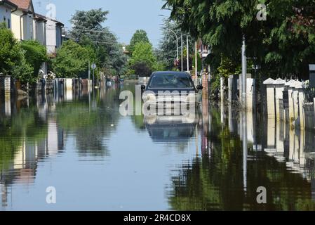 Ravenna, Italien. 27. Mai 2023. Zehn Tage nach der letzten schweren Überschwemmung, die die Region Emilia Romagna in Norditalien heimsuchte, sind einige Gebiete noch immer unter Wasser, und es gibt Befürchtungen, dass es aufgrund von Abfällen und stagnierendem Wasser zu einem gesundheitlichen Notfall kommen könnte. Die Behörden der Stadt Conselice, Provinz Ravenna, haben der Bevölkerung geraten, ihre Häuser für ein paar Tage zu verlassen, und gestern begann die Impfkampagne gegen Infektionskrankheiten in der Gegend (Kreditbild: © Ervin Shulku/ZUMA Press Wire) NUR REDAKTIONELLE VERWENDUNG! Nicht für den kommerziellen GEBRAUCH! Kredit: ZUMA Press, Inc./Alamy Live News Stockfoto