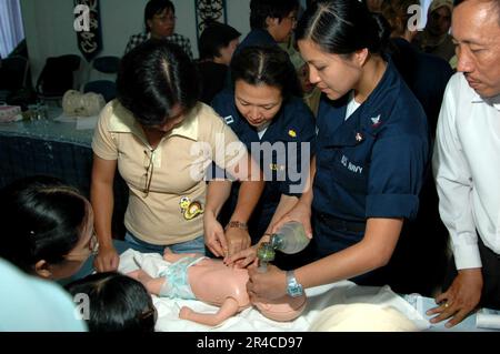 US Navy Navy LT. Und Navy Hospital Corpsman 3. Klasse demonstrieren Neonatalreanimation für lokale Krankenschwestern und Studenten im RSUD Tarakan Provincial Hospital. Stockfoto