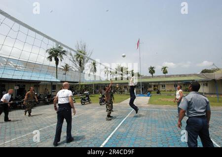 Mitglieder des US Navy Service begannen mit der medizinischen Behandlungseinrichtung an Bord des Krankenhausschiffs USNS Mercy (T-AH 19) des militärischen Sealift Kommandos (MSC) und spielten ein Volleyballspiel mit lokalen Mitarbeitern. Stockfoto
