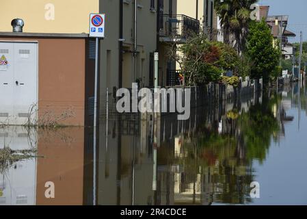 Ravenna, Italien. 27. Mai 2023. Zehn Tage nach der letzten schweren Überschwemmung, die die Region Emilia Romagna in Norditalien heimsuchte, sind einige Gebiete noch immer unter Wasser, und es gibt Befürchtungen, dass es aufgrund von Abfällen und stagnierendem Wasser zu einem gesundheitlichen Notfall kommen könnte. Die Behörden der Stadt Conselice, Provinz Ravenna, haben der Bevölkerung geraten, ihre Häuser für ein paar Tage zu verlassen, und gestern begann die Impfkampagne gegen Infektionskrankheiten in der Gegend (Kreditbild: © Ervin Shulku/ZUMA Press Wire) NUR REDAKTIONELLE VERWENDUNG! Nicht für den kommerziellen GEBRAUCH! Kredit: ZUMA Press, Inc./Alamy Live News Stockfoto