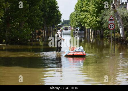 Ravenna, Italien. 27. Mai 2023. Zehn Tage nach der letzten schweren Überschwemmung, die die Region Emilia Romagna in Norditalien heimsuchte, sind einige Gebiete noch immer unter Wasser, und es gibt Befürchtungen, dass es aufgrund von Abfällen und stagnierendem Wasser zu einem gesundheitlichen Notfall kommen könnte. Die Behörden der Stadt Conselice, Provinz Ravenna, haben der Bevölkerung geraten, ihre Häuser für ein paar Tage zu verlassen, und gestern begann die Impfkampagne gegen Infektionskrankheiten in der Gegend (Kreditbild: © Ervin Shulku/ZUMA Press Wire) NUR REDAKTIONELLE VERWENDUNG! Nicht für den kommerziellen GEBRAUCH! Kredit: ZUMA Press, Inc./Alamy Live News Stockfoto