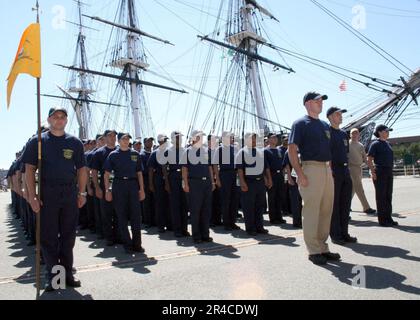 Ausgewählte Chief Petty Officer (CPO) DER US Navy stehen in den Reihen vor der USS Constitution. Stockfoto