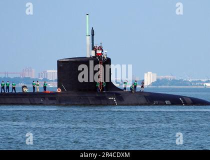 US Navy-Matrosen, die an Bord der Pre Commissioning Unit (PCU) Texas (SSN 775) stationiert sind, stehen an der Oberseite, wenn sie von der Naval Station Norfolk auf den Weg kommt. Stockfoto