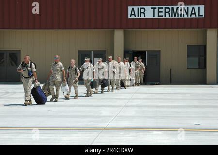 US Navy-Matrosen von der Navy und Küstenwache, die der Naval Coastal Warfare Staffel Three Four (NCWRON-34) zugeteilt wurden, melden sich aus dem Flugterminal der Naval Air Station North Island, während sie sich auf den Abflug nach Kuw vorbereiten. Stockfoto