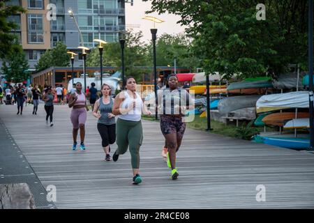 Washington, DC - Mitglieder der DC Run Crew laufen auf dem Anacostia Riverwalk Trail. Stockfoto