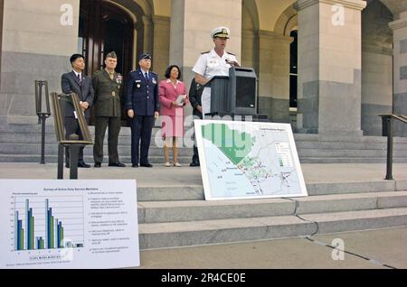 Befehlshaber DER US-Marine, Marine Region Südwest Admiral. Len R. Hering Sr. Spricht mit Reportern während einer Pressekonferenz für das Versammlungsgesetz (ab) 1965 im California State Capitol Gebäude. Stockfoto