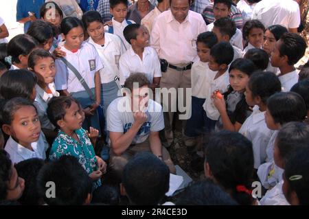 US Navy Project Hope Volunteer lehrt lokale Kinder, wie man Wörter auf Englisch spricht. Stockfoto