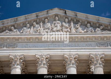 Washington, DC – „Equal Justice under Law“, eingraviert auf der Vorderseite der USA Oberster Gerichtshof. Stockfoto