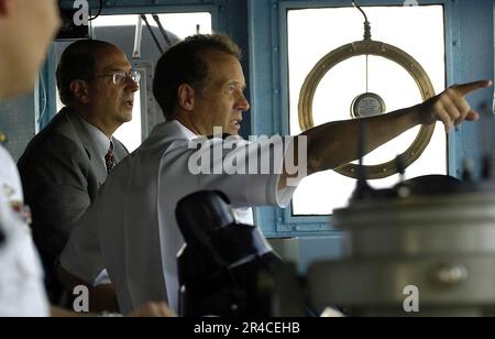 US Navy der befehlshabende Offizier der Kreuzfahrt mit Führungsraketen USS Shiloh (CG 67), Kapitän informiert den Sekretär der Marine (SECNAV), den ehrenwerten Dr. Donald C. Winter auf der Schiffsbrücke. Stockfoto