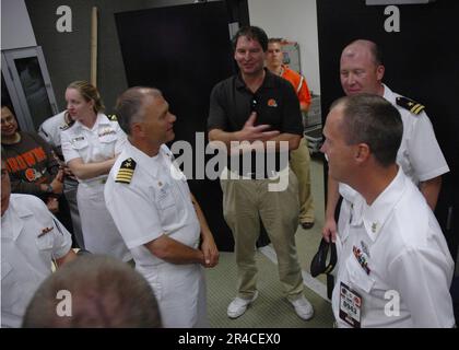 US Navy-Matrosen vom Amphibienschiff USS Cleveland (LPD 7) wurden vom legendären ehemaligen Quarterback Bernie Kosar der Cleveland Browns begrüßt. Stockfoto