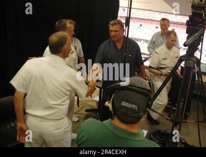 US Navy-Matrosen vom Amphibienschiff USS Cleveland (LPD 7) wurden vom legendären Fußballtrainer Mike Ditka begrüßt. Stockfoto