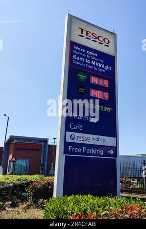 Hockley, Birmingham, 27. Mai 2023 - Eine tesco Tankstelle verkauft Diesel 1p billiger als bleifrei auf einem Vorplatz in der Hockley-Gegend von Birmingham. Bleifrei war der Preis bei 141,9 und Diesel 140,9. Neue Untersuchungen von PetrolPrices zeigen, dass rund 10 Prozent aller Tankstellen in Großbritannien Diesel zu einem günstigeren Preis als Benzin verkaufen. Tesco hat sich als einer der Hauptakteure für die Verlagerung der durchschnittlichen Benzin- und Dieselpreise erwiesen. Rund 15 Prozent der Tankstellen bieten Fahrern Dieselkraftstoff an, der unter dem Preis für bleifreies Benzin liegt. Kredit: Stop Press Media / Alamy Live News Stockfoto