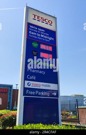 Hockley, Birmingham, 27. Mai 2023 - Eine tesco Tankstelle verkauft Diesel 1p billiger als bleifrei auf einem Vorplatz in der Hockley-Gegend von Birmingham. Bleifrei war der Preis bei 141,9 und Diesel 140,9. Neue Untersuchungen von PetrolPrices zeigen, dass rund 10 Prozent aller Tankstellen in Großbritannien Diesel zu einem günstigeren Preis als Benzin verkaufen. Tesco hat sich als einer der Hauptakteure für die Verlagerung der durchschnittlichen Benzin- und Dieselpreise erwiesen. Rund 15 Prozent der Tankstellen bieten Fahrern Dieselkraftstoff an, der unter dem Preis für bleifreies Benzin liegt. Kredit: Stop Press Media / Alamy Live News Stockfoto