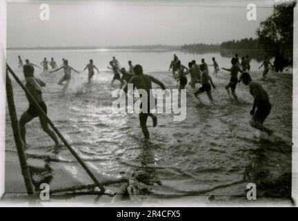 Der SS-Fotograf Ahrens nimmt die Intensität und Brutalität der Kavallerie-Operationen in Russland im Mai und Juni 1943 auf und bietet durch seine Linse einen gespenstischen Einblick in die düsteren Realitäten des Krieges. Hochrangige Offiziere in Kleideruniformen mit Auszeichnungen, verwundete Soldaten im Kriegskrankenhaus; Soldaten mit russischen Zivilisten; Preisverleihungen, Landschaften, Sägewerk, Terrain-Tisch-Übungen, Kampfpositionen, Soldaten entspannen und schwimmen, Infanterie-Truppentraining, Propagandamaterial, das an russische Zivilisten verteilt wird, brennendes Dorf, Sturmgewehreinheit, Kasernen-Szenen. Dargestellte Bilder Stockfoto