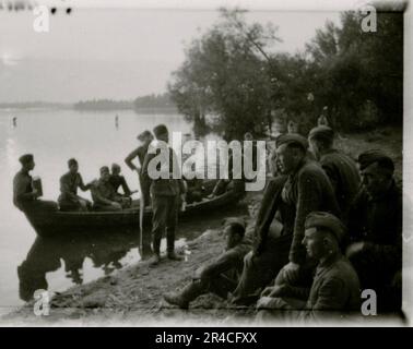 Der SS-Fotograf Ahrens nimmt die Intensität und Brutalität der Kavallerie-Operationen in Russland im Mai und Juni 1943 auf und bietet durch seine Linse einen gespenstischen Einblick in die düsteren Realitäten des Krieges. Hochrangige Offiziere in Kleideruniformen mit Auszeichnungen, verwundete Soldaten im Kriegskrankenhaus; Soldaten mit russischen Zivilisten; Preisverleihungen, Landschaften, Sägewerk, Terrain-Tisch-Übungen, Kampfpositionen, Soldaten entspannen und schwimmen, Infanterie-Truppentraining, Propagandamaterial, das an russische Zivilisten verteilt wird, brennendes Dorf, Sturmgewehreinheit, Kasernen-Szenen. Dargestellte Bilder Stockfoto