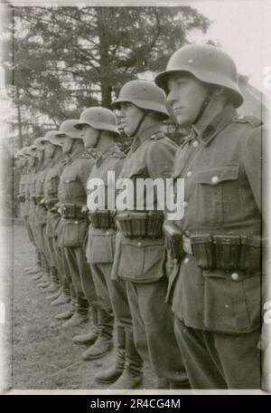 Der SS-Fotograf Ahrens nimmt die Intensität und Brutalität der Kavallerie-Operationen in Russland im Mai und Juni 1943 auf und bietet durch seine Linse einen gespenstischen Einblick in die düsteren Realitäten des Krieges. Hochrangige Offiziere in Kleideruniformen mit Auszeichnungen, verwundete Soldaten im Kriegskrankenhaus; Soldaten mit russischen Zivilisten; Preisverleihungen, Landschaften, Sägewerk, Terrain-Tisch-Übungen, Kampfpositionen, Soldaten entspannen und schwimmen, Infanterie-Truppentraining, Propagandamaterial, das an russische Zivilisten verteilt wird, brennendes Dorf, Sturmgewehreinheit, Kasernen-Szenen. Dargestellte Bilder Stockfoto