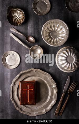 Verschiedene antike Gerichte im Vintage-Stil auf schwarzem Tafelbrett. Flach verlegt. Draufsicht. Speisekonzept. Dunkle Stimmungsfotografie. Stockfoto