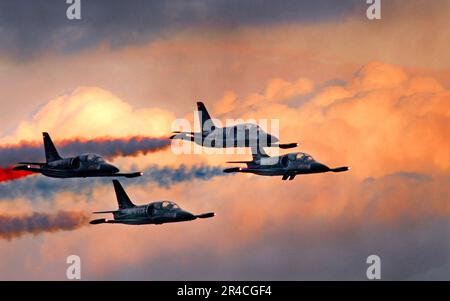 US Navy Patriot L-39-Jets fliegen während der Miramar Air Show in Formation über der Marine Corps Air Station Miramar. Stockfoto