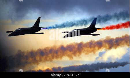 US Navy Patriot L-39-Jets fliegen während der Miramar Air Show in Formation über der Marine Corps Air Station Miramar. Stockfoto