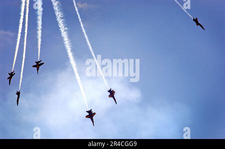 US Navy, die USA Die Blue Angels der Navy, angeführt vom kommandierenden Offizier Commander. Stephen Foley, führe Luftakrobatik während der Miramar Air Show 2006 in der Marine Corps Air Station Miramar auf. Stockfoto