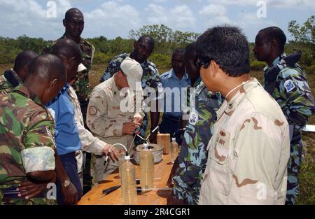 DIE KLASSE 1., die der mobilen Einheit EODMU-4 zugeordnet ist, schneidet bei der Vorbereitung eines Übungssprengstoffs die Sprengkordel durch Stockfoto