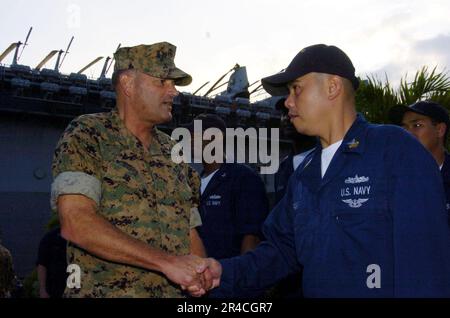 US Navy kommandierend General III Marine Expeditionary Force, Commander Marine Forces Japan, LT. General Joseph F. Weber schüttelt die Hand des Lagerhalters der Klasse 1. Stockfoto