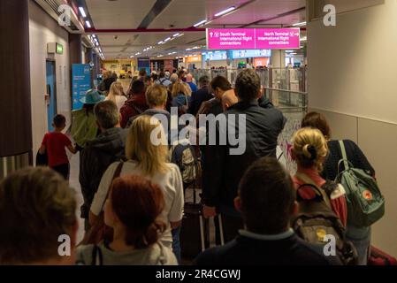 London Gatwick Airport, Horley, Surrey, Großbritannien. 27. Mai 2023. Das automatische E-Passport-Gate-System ist bei Ankunft am Flughafen Gatwick ausgefallen, was zu Verzögerungen von etwa einer Stunde bei der Zollabfertigung führt. Ankommende Passagiere werden manuell von Grenzschutzbeamten abgefertigt, wobei weniger als die Hälfte der verfügbaren Kabinen in Betrieb ist. Durch die Korridore des Flughafens werden Schlangen von Passagieren zurückgestellt Stockfoto