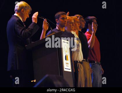 US Navy USA Senator John Warner engagiert sich im Rahmen des 225. Jahrestags der Yorktown Victory Celebration im Revolutionärkrieg für Mitglieder aus jeder der fünf militärischen Niederlassungen. Stockfoto