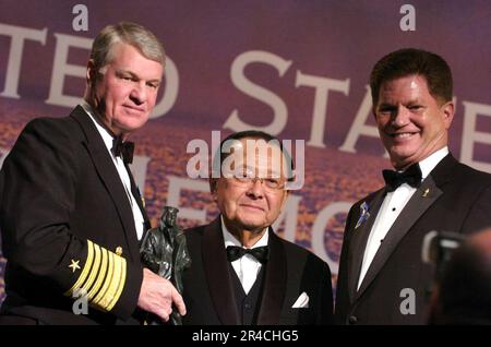US Navy Commander, USA Pacific Fleet, ADM. Gary Roughhead und President und CEO des United States Navy Memorial, Rear ADM. Richard A. Buchanan, USN (pensioniert) präsentiert Senator Daniel Inouye mit dem 2006 Na. Stockfoto