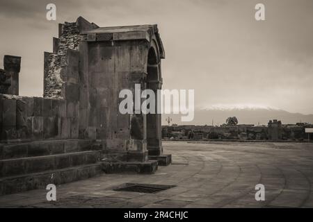 Seitenansicht des alten Türdurchgangs im Zvartnos-Tempel auf einem Foto von Armenien. Stockfoto