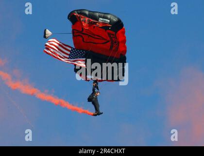 061028-N-1810F-077 Jacksonville, Florida (28. Oktober 2006) - Mitglied des United States Army Special Operations Command Parachute Demonstration Team „Black Daggers“ fliegt die American Flag während einer Sprungvorführung auf der Naval Air Station (NAS) Jacksonville 2006 Air Show. Die Teammitglieder bestehen aus Freiwilligen aus der gesamten Armee-Spezialeinsatzgemeinschaft. Das diesjährige Motto der Air Show würdigte die Geburt der Blue Angels auf der NAS Jacksonville vor 60 Jahren. USA Marinebild von Mass Communication Specialist 2. Class Lynn Friant (VERÖFFENTLICHT) Stockfoto