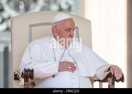 Vatikanstadt, Vatikan. 24. Mai 2023. Papst Franziskus leitet sein traditionelles Mittwoch-Publikum. (Foto: Stefano Costantino/SOPA Images/Sipa USA) Guthaben: SIPA USA/Alamy Live News Stockfoto