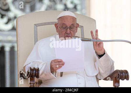 Vatikanstadt, Vatikan. 24. Mai 2023. Papst Franziskus hält eine Rede während seines traditionellen Mittwochstreffens. (Kreditbild: © Stefano Costantino/SOPA Images via ZUMA Press Wire) NUR REDAKTIONELLE VERWENDUNG! Nicht für den kommerziellen GEBRAUCH! Stockfoto