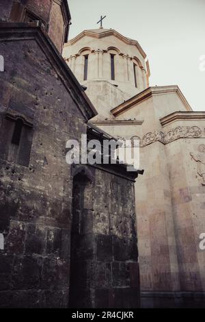 Antike Kirchenmauern mit Türmen, Stadtbild, Konzeptfoto. Stockfoto